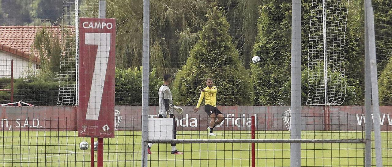 Aitor García golpea el balón durante el entrenamiento de ayer en Mareo.