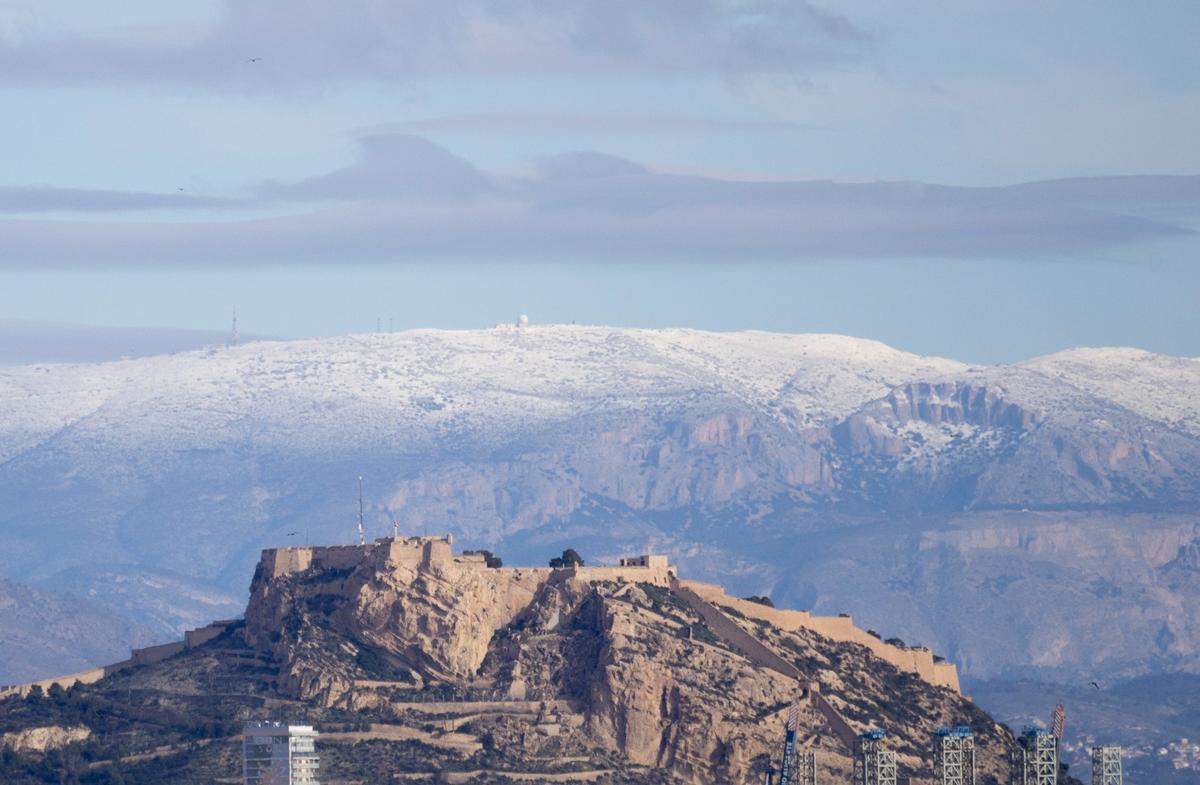 La nieve corona Aitana el Día de Reyes: así se ve desde la playa del Postiguet de Alicante La nieve corona Aitana el Día de Reyes: así se ve desde la playa del Postiguet de Alicante