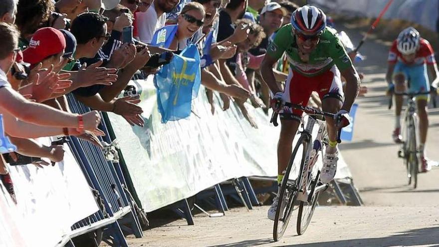 Purito esprinta ante Aru, ayer en la etapa con final en la Ermita del Alba, en la que se enfundó el maillot rojo de líder. // Javier Lizón