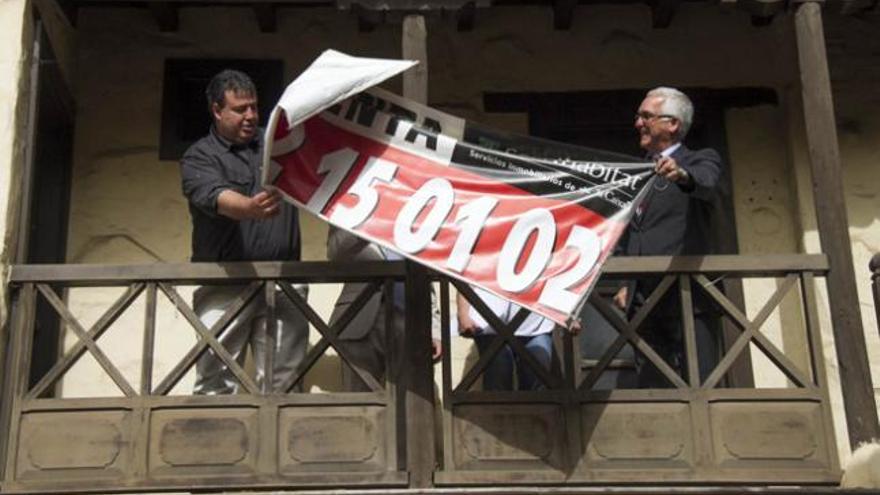 El alcalde de San Mateo, a la izquierda, retira el cartel de venta del museo Cho Zacarías, ayer. | josé carlos guerra