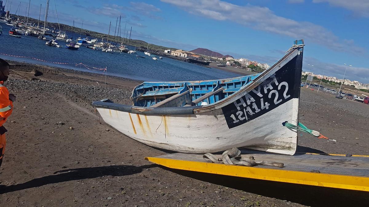 Retirada de un cayuco en Arona.