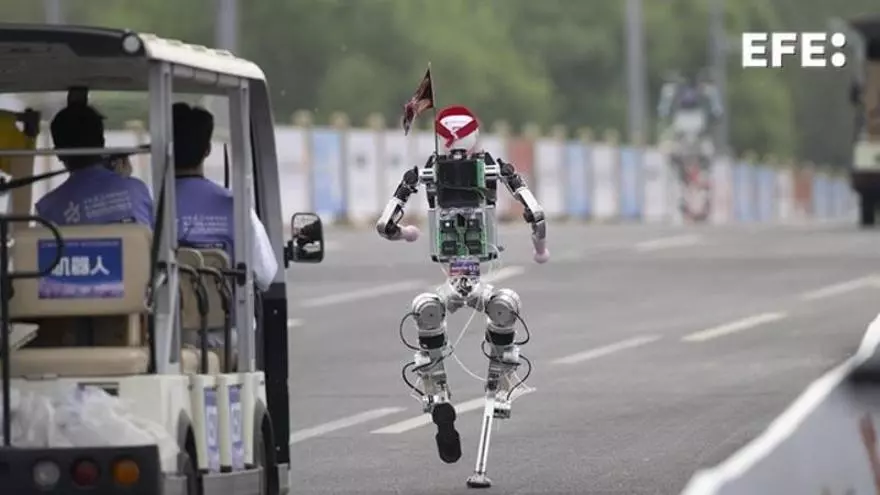 Robots humanoides mejoran sus marcas del año pasado en media maratón de Pekín