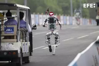 Robots humanoides rebajan casi dos horas tiempo del año pasado en media maratón de Pekín
