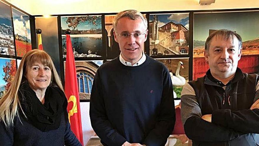 La signatura del conveni entre l&#039;Ajuntament i Creu Roja de Puigcerdà