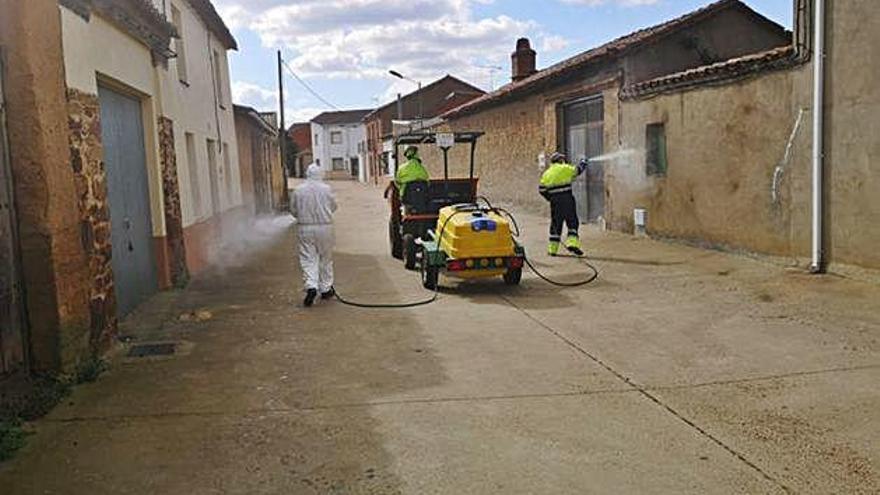 Vecinos de BretÃ³ y Santa Cristina de la Polvorosa colaboran en las labores de desinfecciÃ³n de las calles