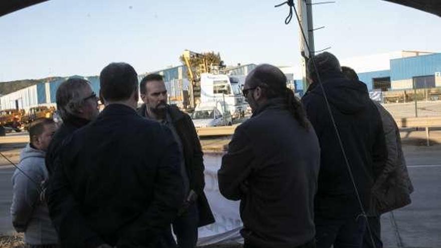 José Manuel Zapico, de frente, conversando con los trabajadores en huelga de hambre, ayer, en el campamento.