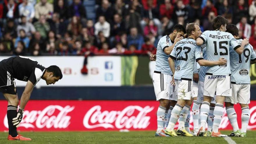 Los jugadores del Celta celebran un gol ante un desolado portero de Osasuna. // Jesús Diges