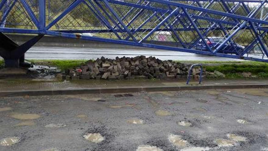 La lluvia impide finalizar la obra de Curros Enríquez y llena de charcos la calle