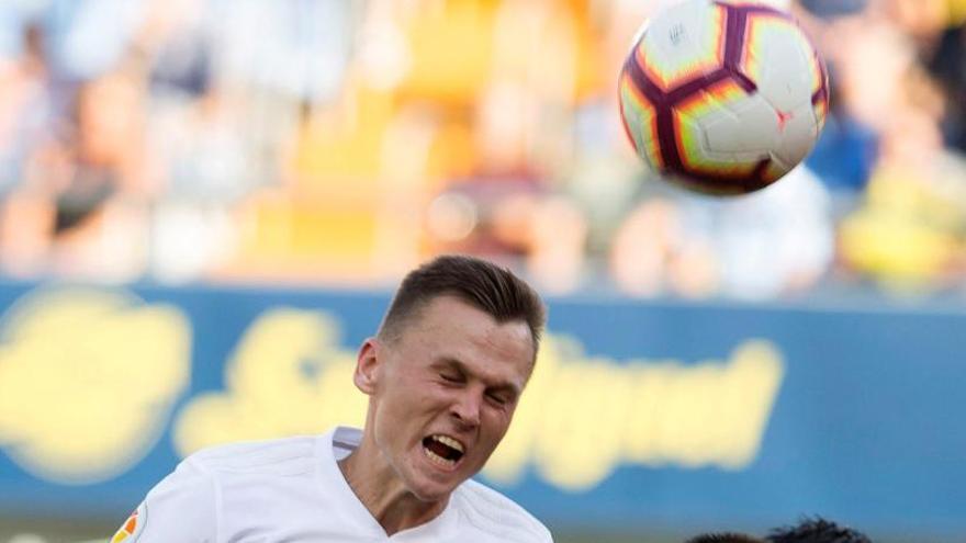 Cherysev despeja de cabeza un balón.