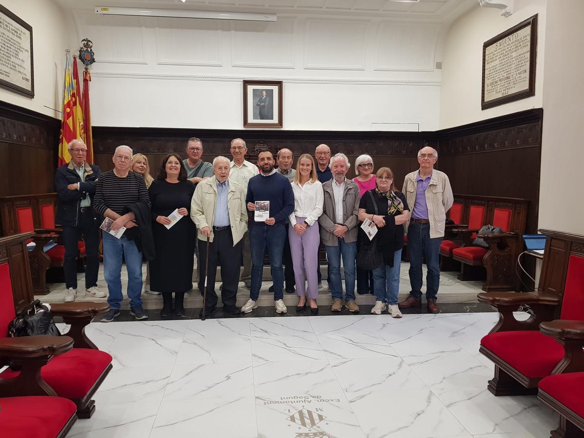 El alcalde y la concejala, con todos los asistentes a la presentación.