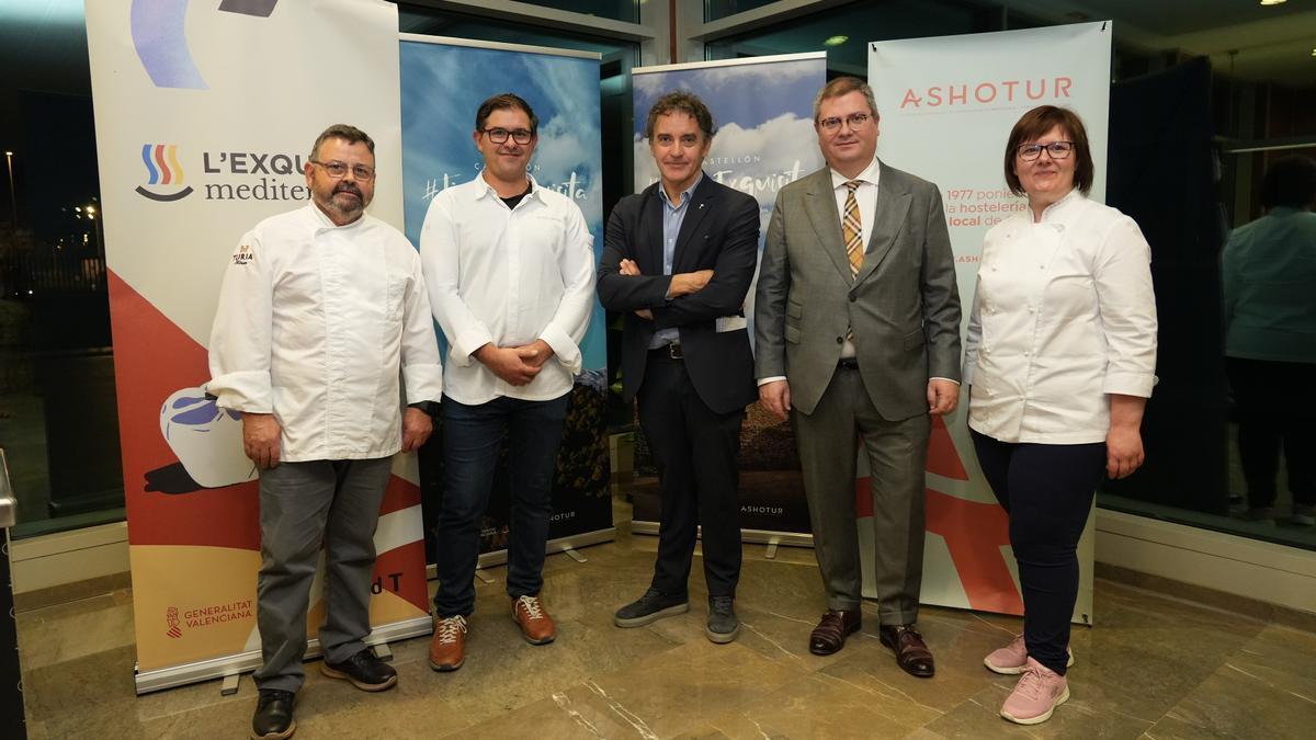 Francesc Colomer (Turisme Comunitat Valenciana), Luis Martí (Ashotur) y algunos de los chefs que participan en la campaña, durante la presentación de la misma en las instalaciones del CdT del Grau de Castelló.