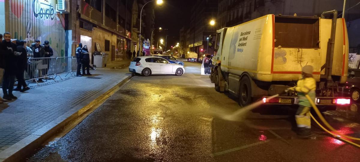 El ‘botellon’ que no para indigna els veïns del ‘triangle golfo’ del Poblenou