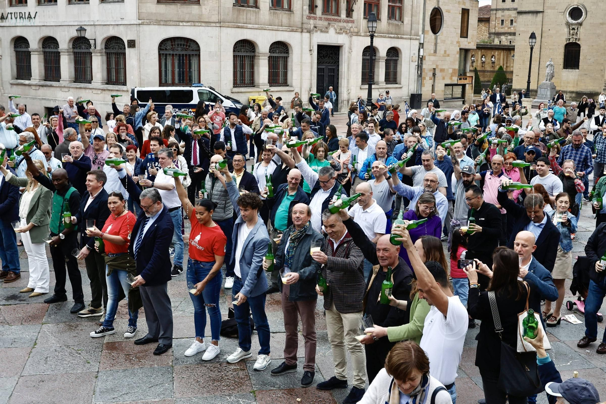Cientos de brazos al aire junto a la Catedral de Oviedo para que la sidra sea patrimonio de la humanidad