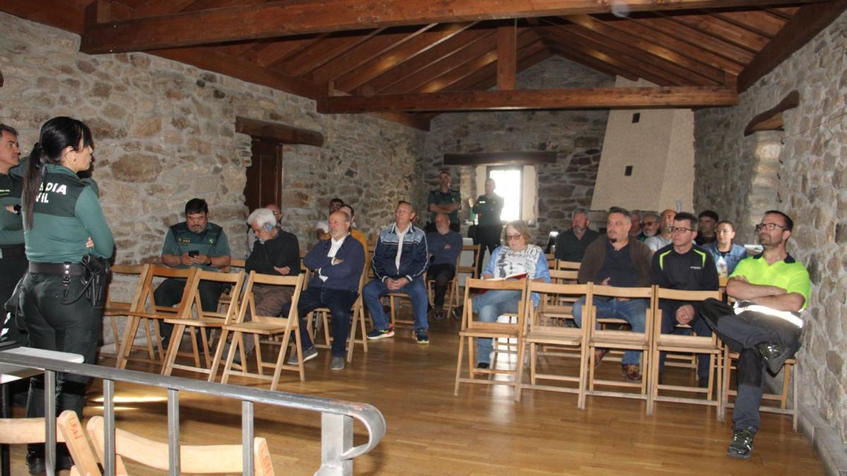 Reunión de la Guardia Civil con alcaldes y vecinos de la Alta Sanabria, celebrada ayer en Lubián | ARACELI SAAVEDRA