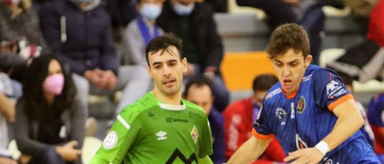 Eloy Rojas, presionado por un rival, en el duelo en Zaragoza. | PALMA FUTSAL