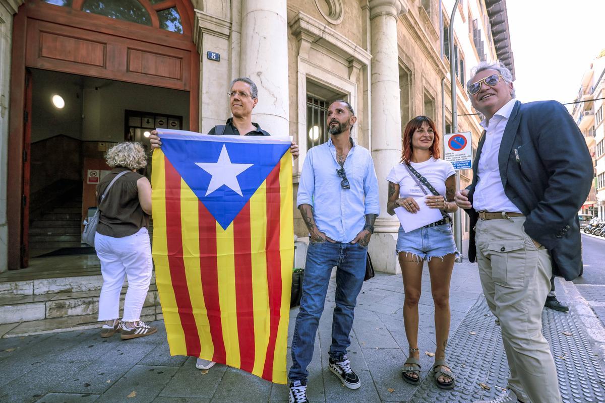 Biel Mesquida, Lucía Muñoz y Jaume Sastre arropan a Balti Picornell por la querella de Jorge Campos por llamarle “puto nazi”
