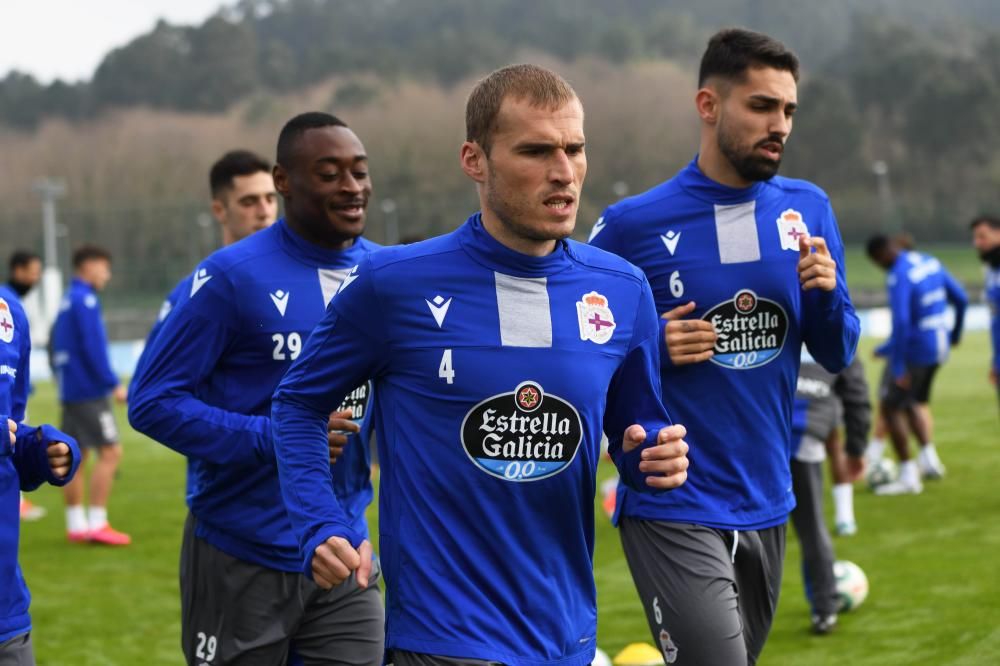 Los jugadores se ejercitan tras el partido ante el Zaragoza.