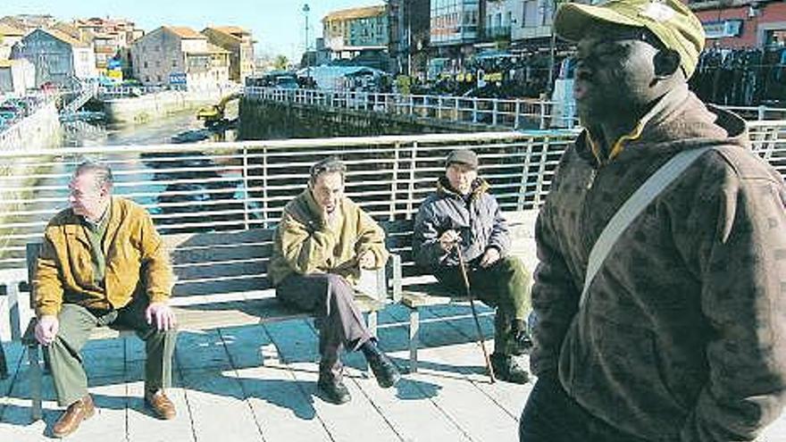 Dos estampas de la vida cotidiana en la villa, sobre el puente, a la izquierda, y en la calle Mercaderes, a la derecha.  / luisma murias