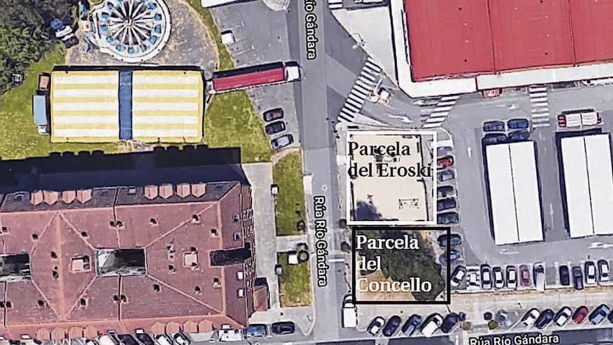 Vista aérea de A Barcala y, a la derecha, la parcela municipal y la de Eroski, cuya cesión pide el Concello.