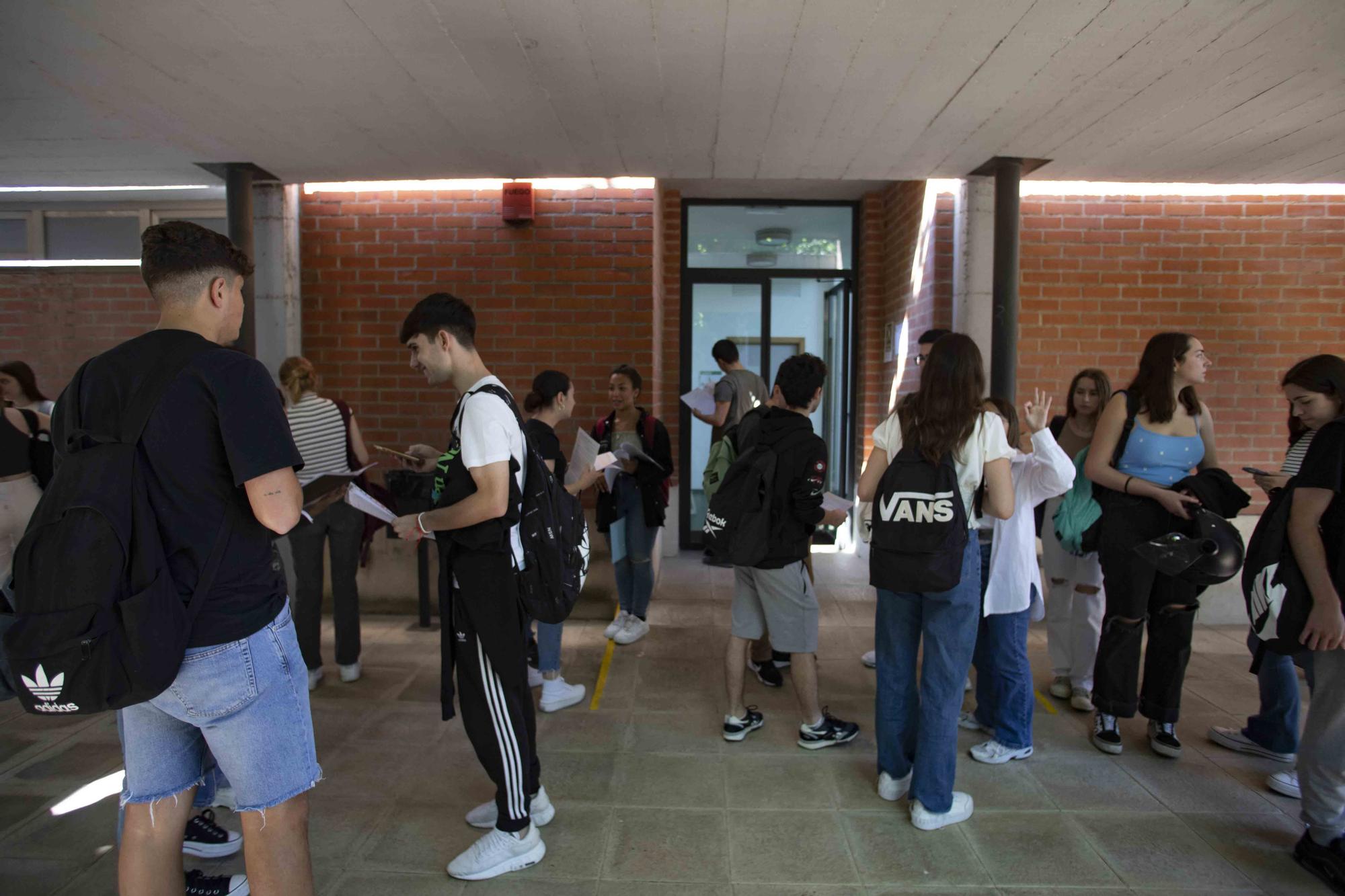 Alumnos de los institutos de la Costera y la Canal se enfrentan a los primeros exámenes de las PAU en Xàtiva