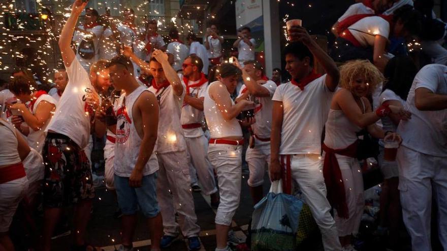 Arriba, la ciudad cubierta de basura; sobre estas líneas, un momento del encierro; debajo, festival de los recortadores. Y, siempre, el amor.