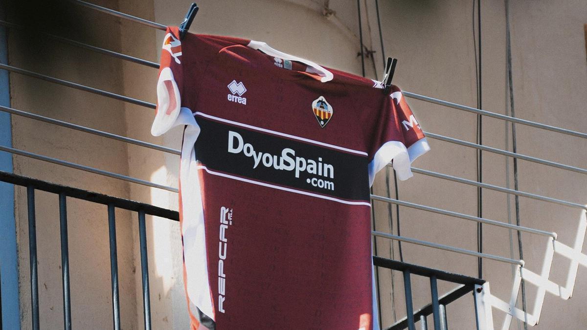 La segunda equipación del Castellón para la temporada 26/27 con el granate como color principal