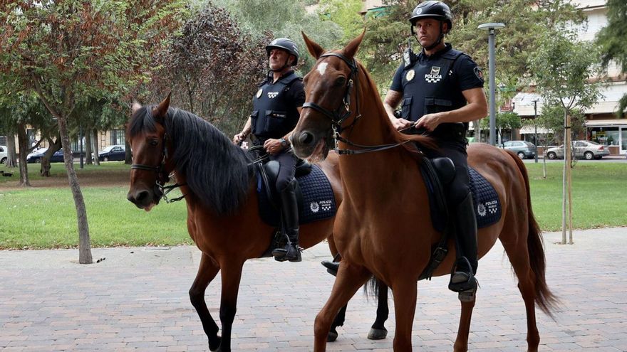 Agentes de la Policía Local patrullan la calle a lomos de dos caballos, este lunes por la tarde.