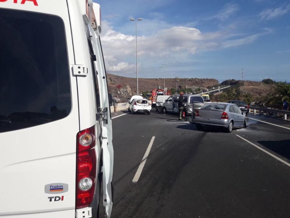 Un accidente múltiple en San Agustín bloquea la autopista del Sur