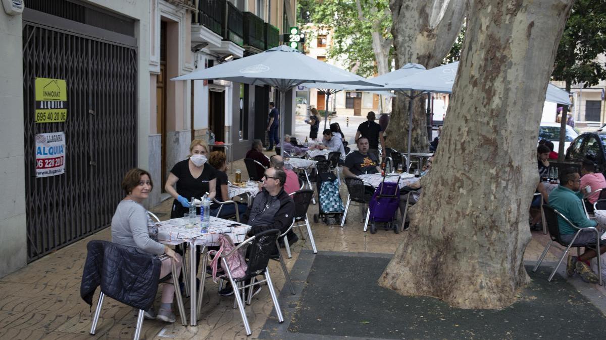 Terraza de un bar de Xàtiva el pasado lunes, con la entrada en la fase 1 de la ciudad