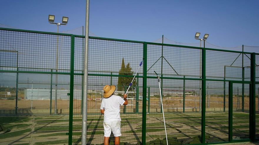 El polideportivo de El Palmar renueva campo de fútbol y pistas de pádel
