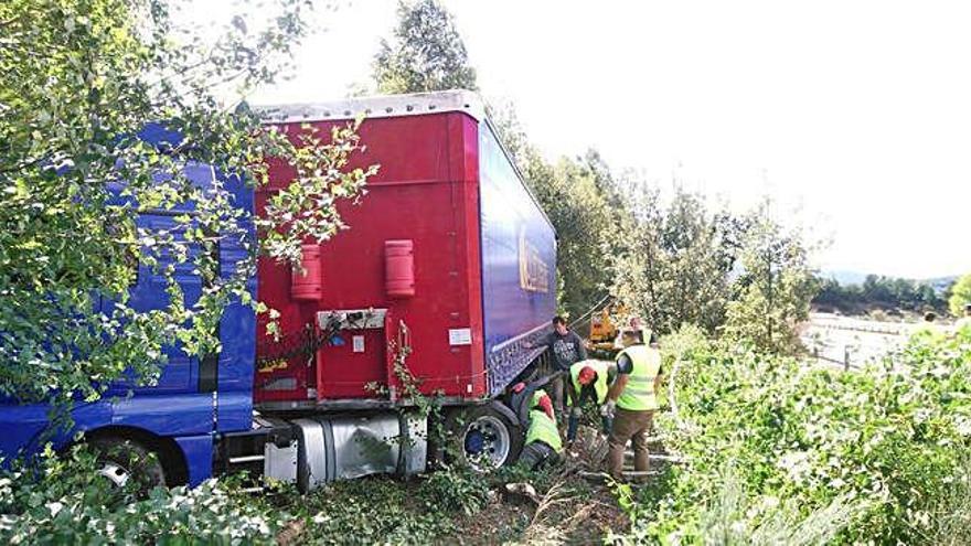 Un camión se sale de la autovía en Santa Colomba