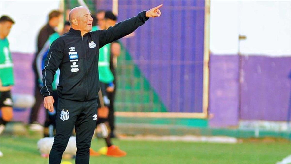 Sampaoli dirigiendo al Santos