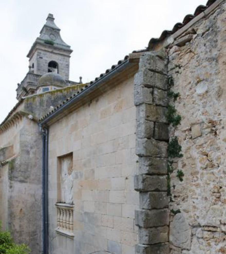 Reste des einstigen Kreuzgangs, dahinter die Kirche. | FOTO: BENDGENS