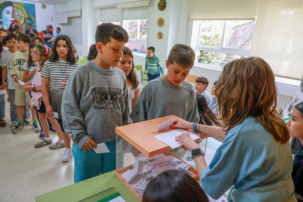Las alumnos acudieron en pleno a la urna.