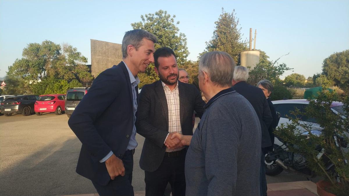 Díaz y Ortells dialogan con un peñista del Real Mallorca.