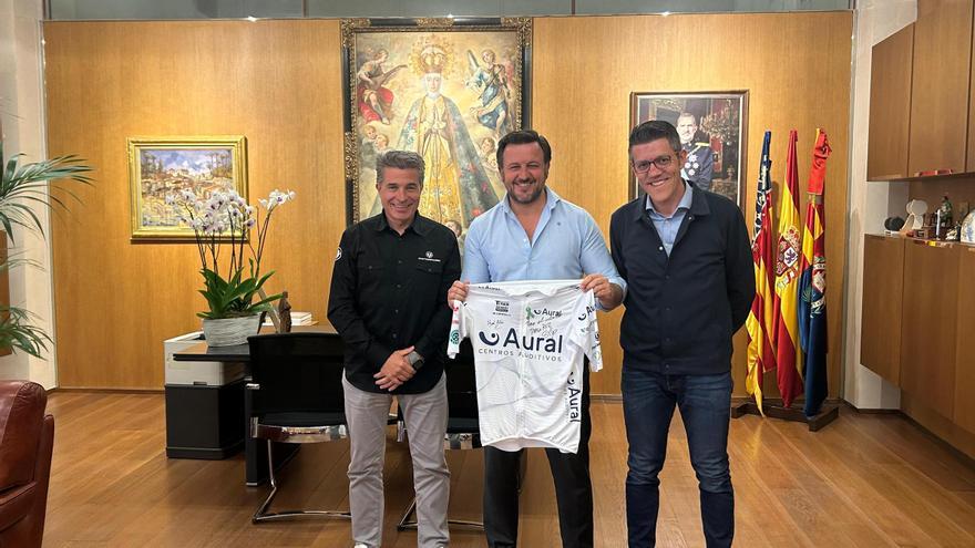 El alcalde de Elche desea suerte al Aural Team, de Silvia González y Abel Antón, para acabar la Titan Desert
