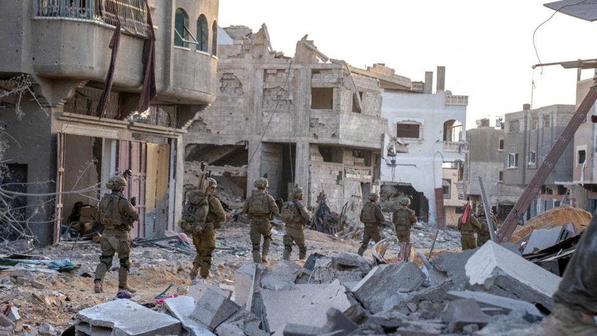 Imagen facilitada por el Ejército israelí de un grupo de soldados durante una operación terrestre en Gaza.