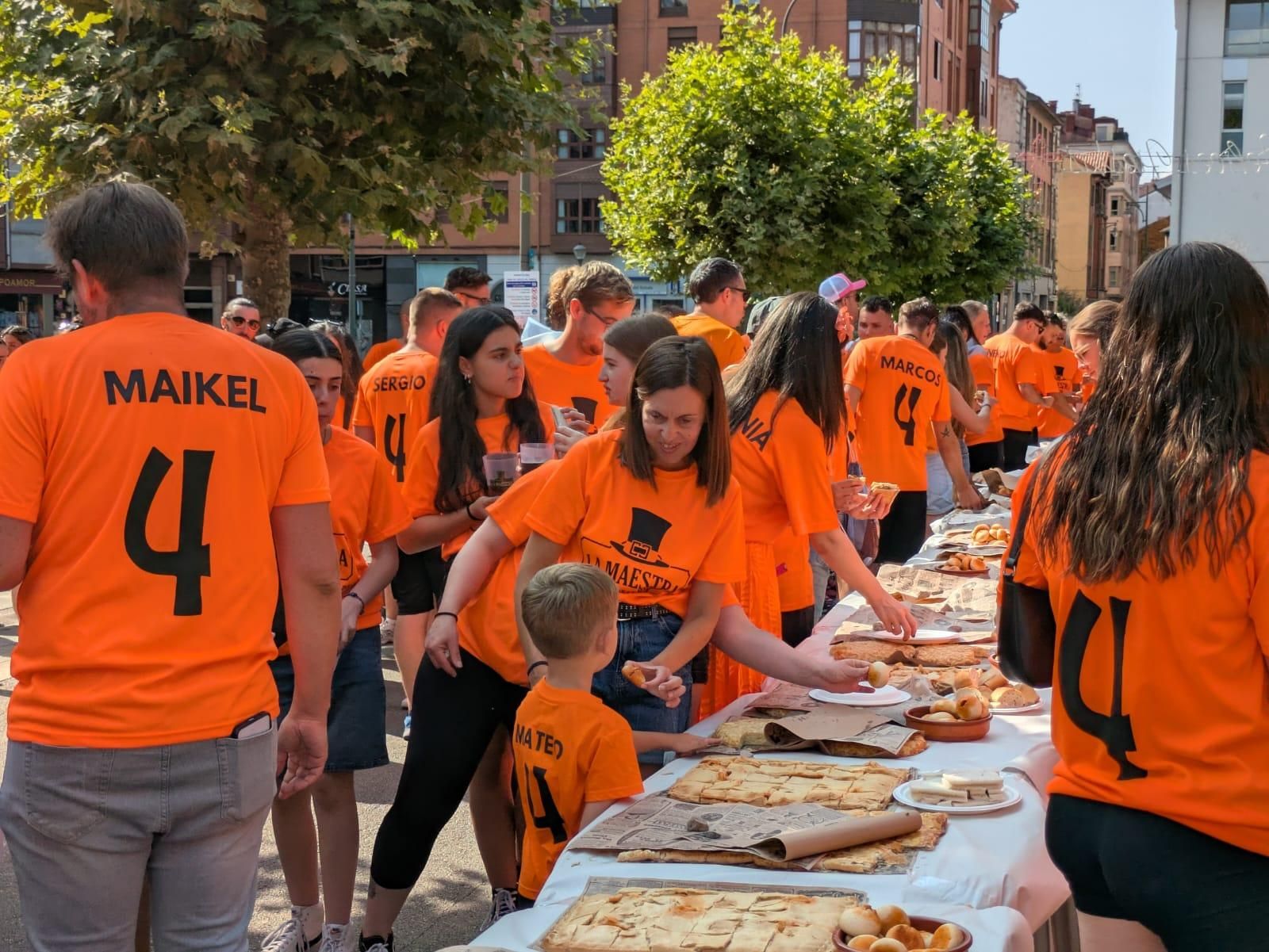 Jira y reparto del bollo en las fiestas de Santiago en Sama de Langreo