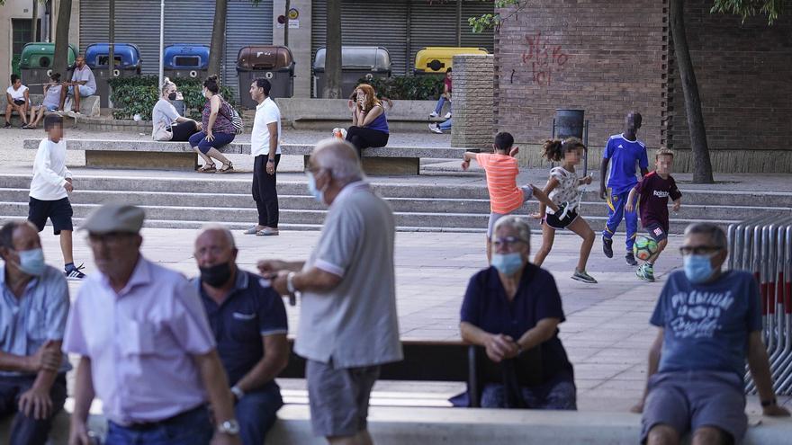 Les famílies reclamen un espai a la plaça del Barco per jugar a pilota