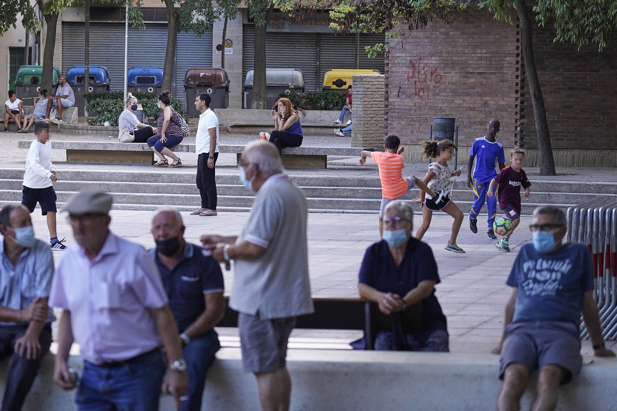 Les famílies reclamen un espai a la plaça del Barco per jugar a pilota