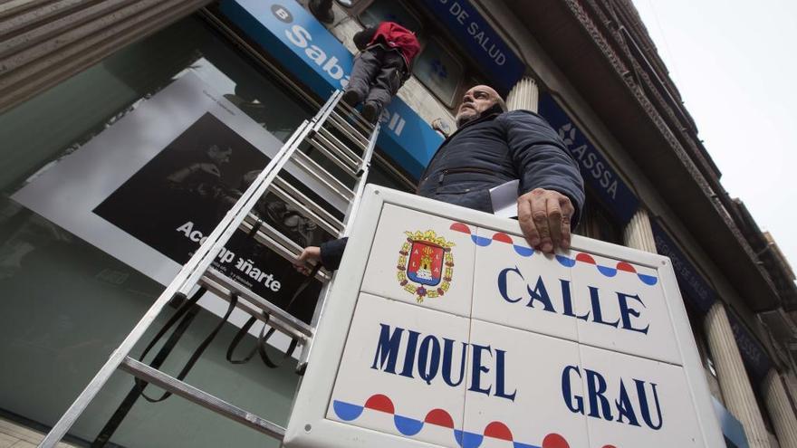 Una de las placas nuevas que se colocaron y que la juez ordenó retirar