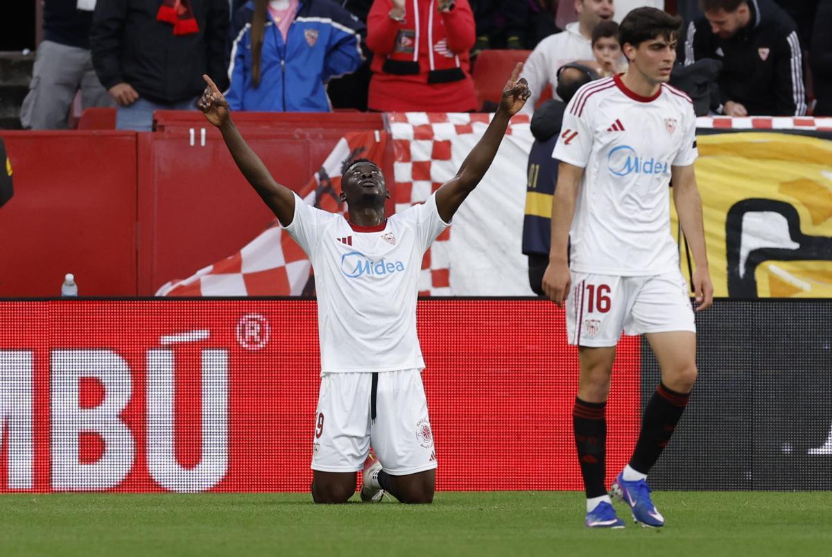 El delantero nigeriano del Sevilla Akor Adams celebra su gol.