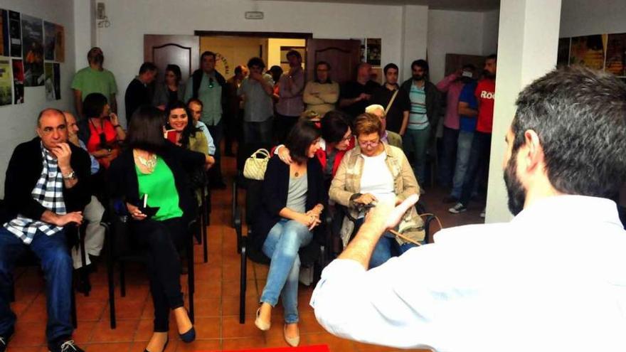 La asamblea abierta del gobierno socialista con los vecinos de Carril. // Iñaki Abella