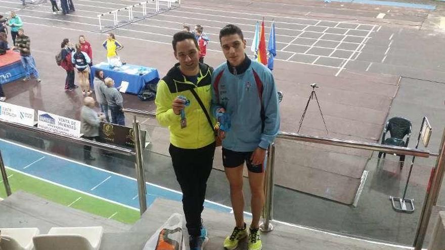 Miguel Otero (dcha.) y Ángel Bugallo, con las medallas conseguidas.