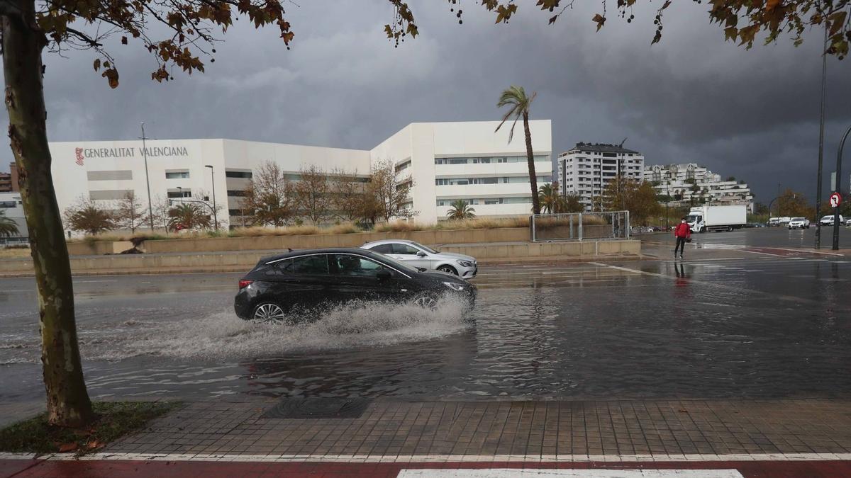 Las tormentas dificultan el tráfico por la V-21 en València