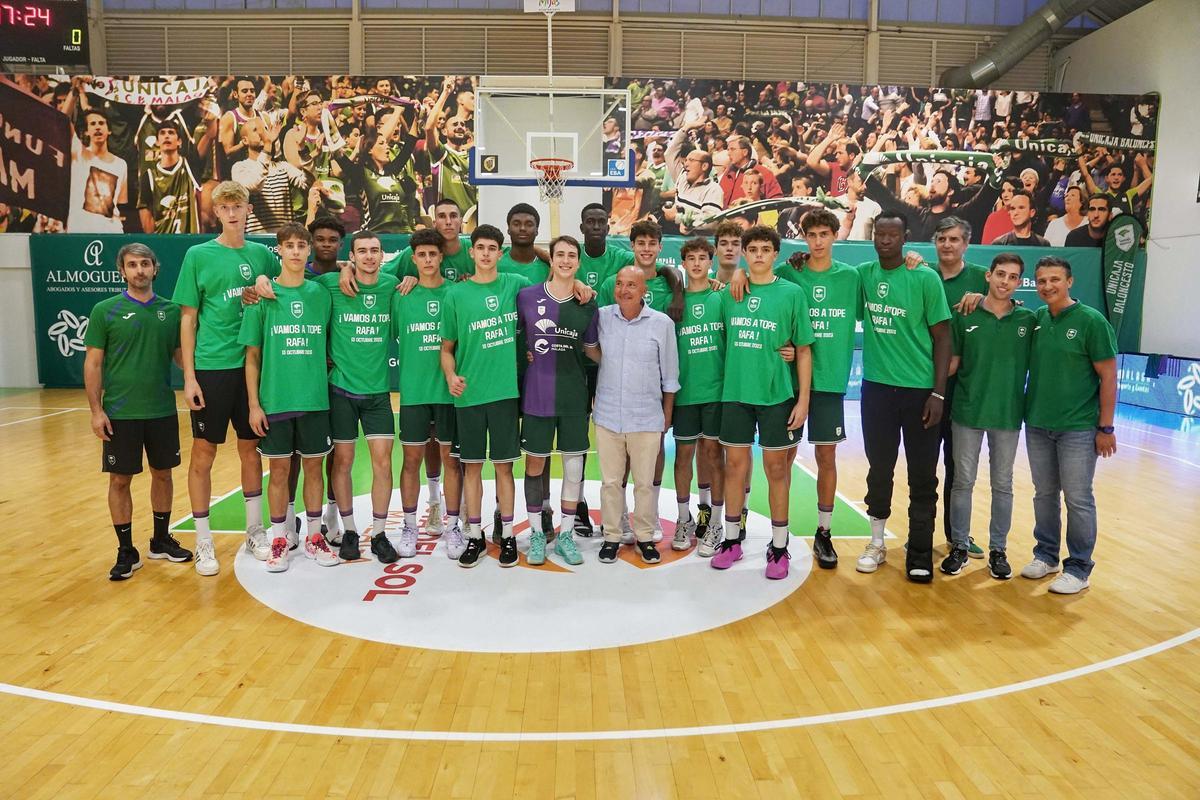 Los jugadores arroparon a Santos con una camiseta conmemorativa.