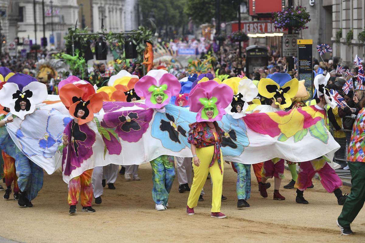 London (United Kingdom), 05/06/2022.- Performers in costumes parade during the Platinum Pageant celebrating the Platinum Jubilee of Britain’s Queen Elizabeth II in London, Britain, 05 June 2022. The Pageant is the final event during a four day holiday weekend to celebrate Queen Elizabeth II’s Platinum Jubilee, marking the 70th anniversary of her accession to the throne on 06 February 1952. (Reino Unido, Londres) EFE/EPA/ANDY RAIN