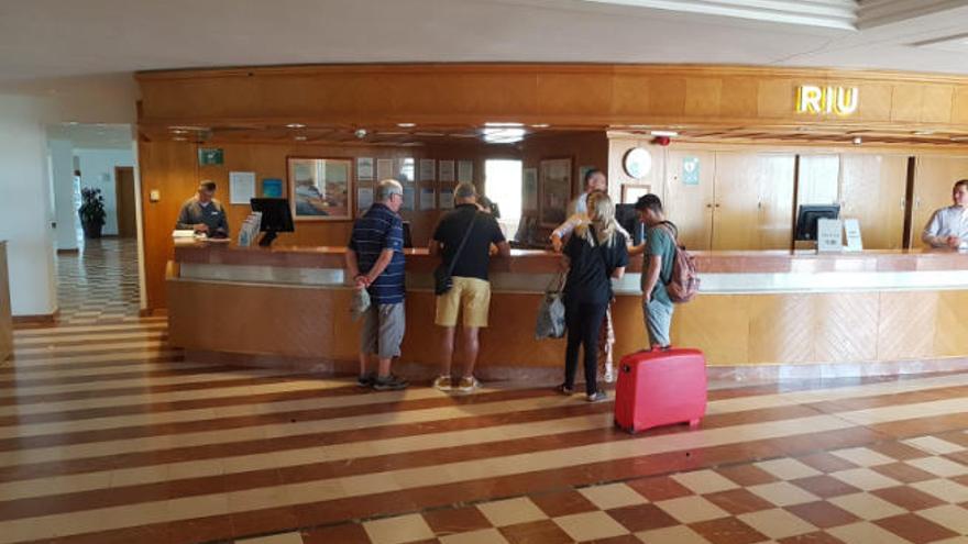Un grupo de turistas se registran en la Recepción del hotel Oliva Beach, ayer.