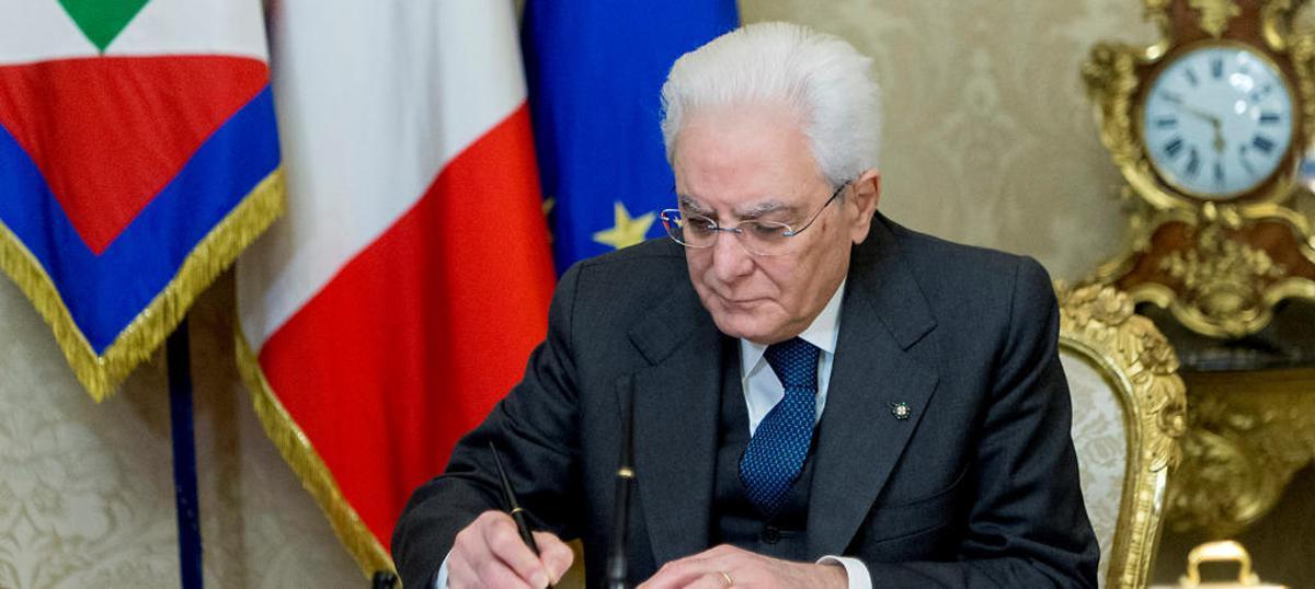 Sergio Mattarella firma el decreto de disolución.
