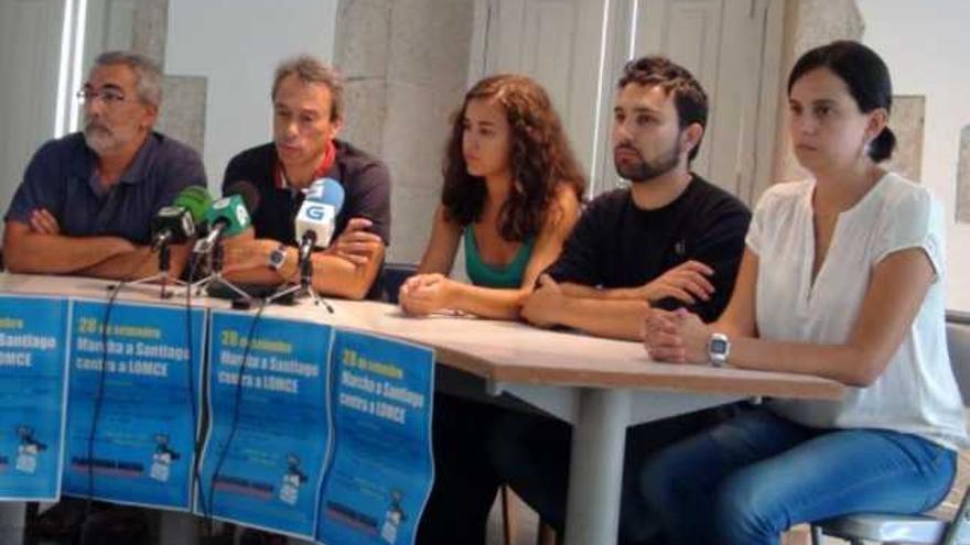 Representantes de la Plataforma Galega en Defensa do Ensino, ayer, en Santiago.